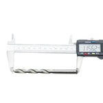 Broca de aço rápido HSS sendo medida com paquímetro digital, mostrando 11.562mm. Ferramenta de corte para perfuração em diversos materiais, parte do kit com 120 brocas, ideal para uso em furadeiras.
