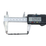 Broca para madeira em aço carbono sendo medida com paquímetro digital, mostrando o comprimento de 60.54mm. Kit com 150 brocas de aço carbono 3 pontas para madeira, tamanhos diversos, ideal para perfurações precisas e limpas em madeira.