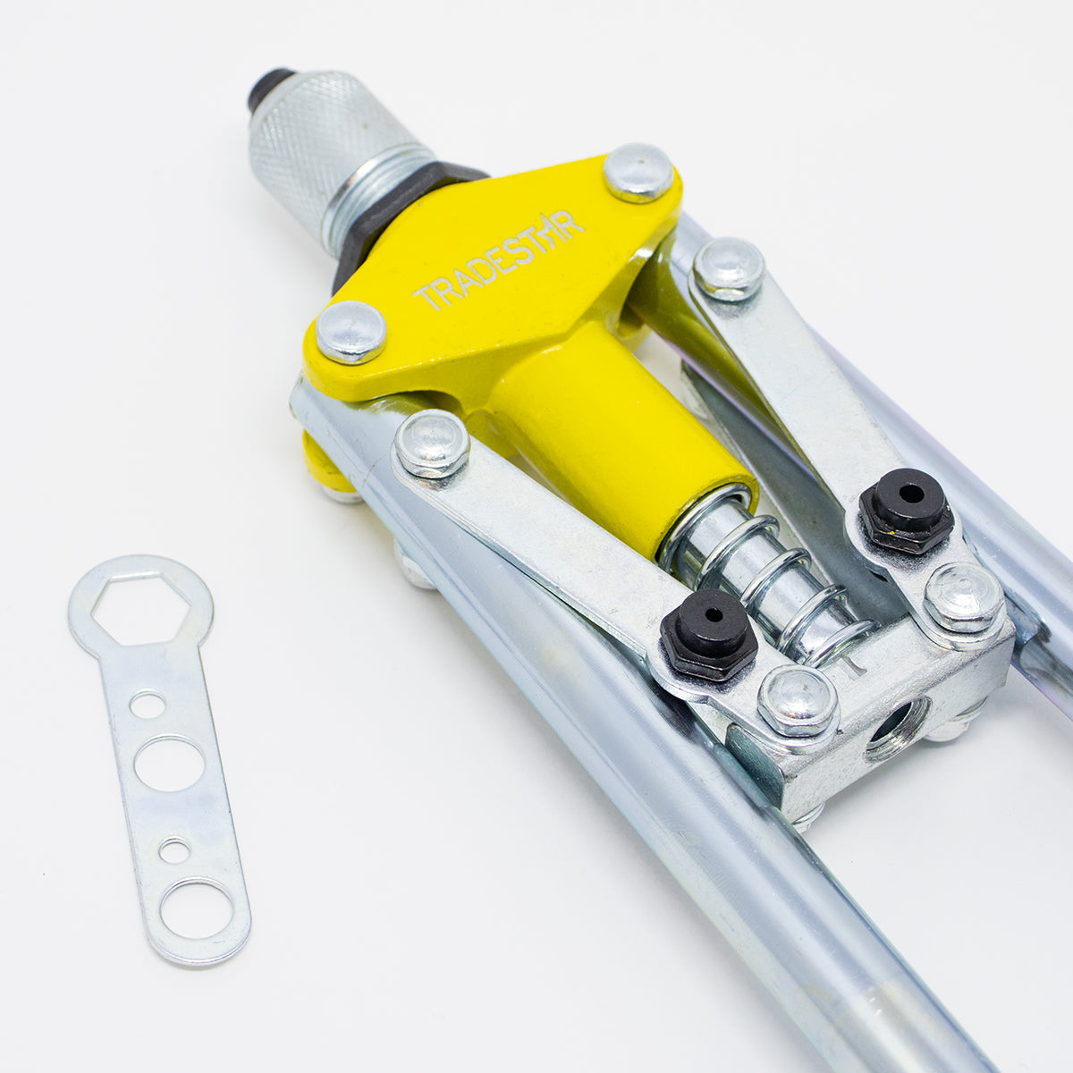 Alicate rebitador manual profissional tipo alavanca 17 polegadas (42cm) com corpo amarelo e detalhes em metal, incluindo chave para manutenção. Ferramenta robusta para rebitagem, ideal para uso profissional em diversos projetos de fixação.