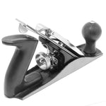 Plaina Manual De Aço N° 3 com lâmina ajustável, ideal para marcenaria. Ferramenta de metal resistente com cabo ergonômico, ajuste de profundidade e lâmina afiada para cortes precisos em madeira. Perfeita para aplainar e desbastar.