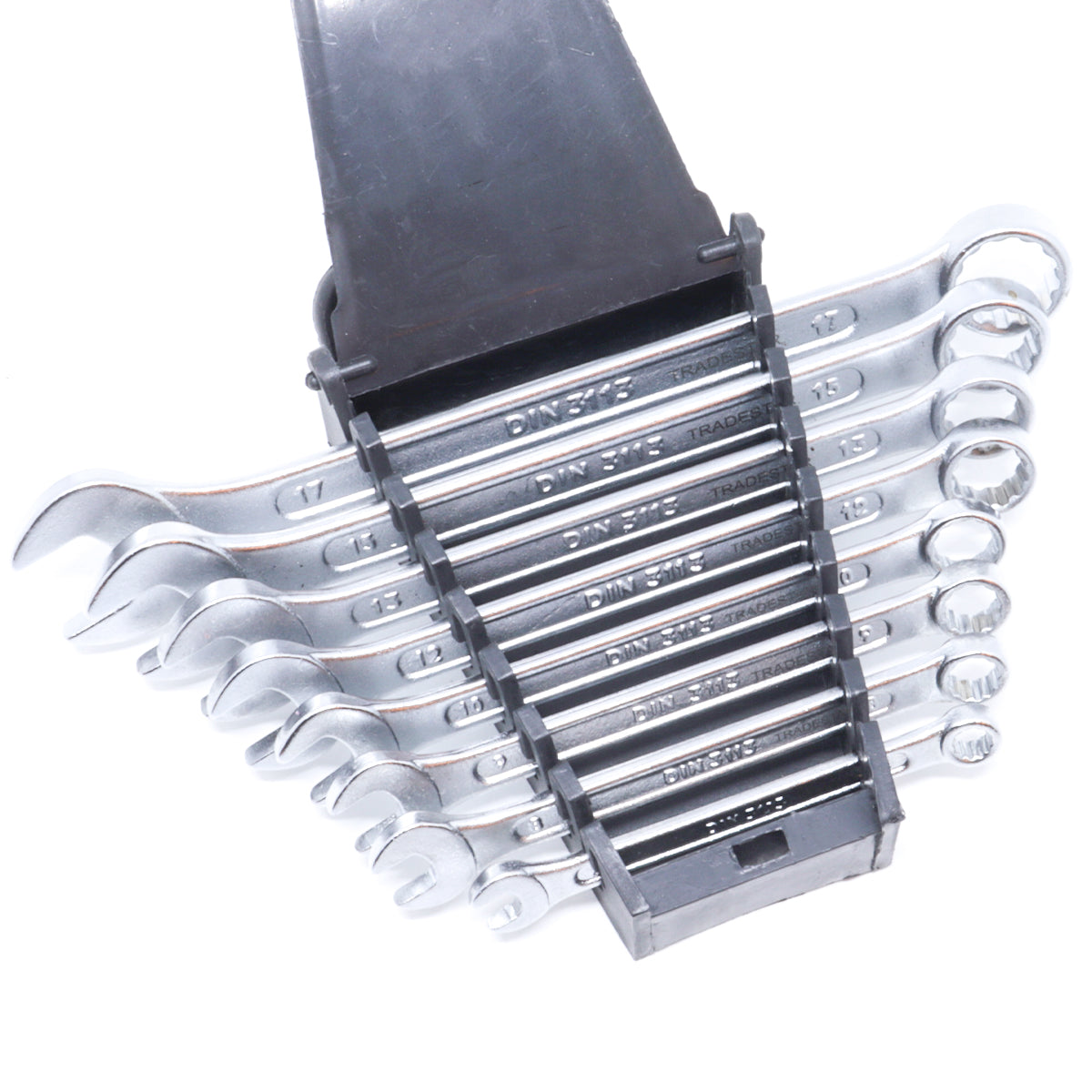 Jogo de chave combinada de 6 a 17 mm em cromo vanádio com 8 peças Tradestar, ideal para aperto e desaperto. Chaves com tamanhos variados, design ergonômico e durabilidade garantida.