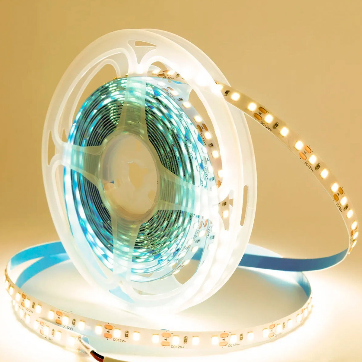 Kit Fita LED 5m 3000K 12V com fonte, ideal para iluminação ambiente e decoração. Fita LED 2835 com 120 LEDs por metro, luz branco quente, IP20, fácil instalação e baixo consumo de energia. Perfeito para criar atmosferas aconchegantes em diversos ambientes.
