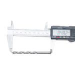 Broca em HSS Aço Rápido Tradestar DIN 338 5x86mm sendo medida com paquímetro digital, mostrando o comprimento total de 84.82mm. Ferramenta ideal para perfuração precisa em metal, madeira e plástico. Pacote com 10 unidades.
