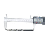 Broca em HSS Aço Rápido DIN 338 8x117mm Tradestar sendo medida com paquímetro digital, mostrando o comprimento de 115.05mm. Ideal para perfuração em metais, com alta durabilidade e precisão.