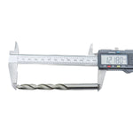 Broca em HSS Aço Rápido DIN 338 9x125mm Tradestar sendo medida com paquímetro digital, mostrando o diâmetro e comprimento. Ideal para perfuração precisa em metal, madeira e plástico. Pacote com 5 unidades.