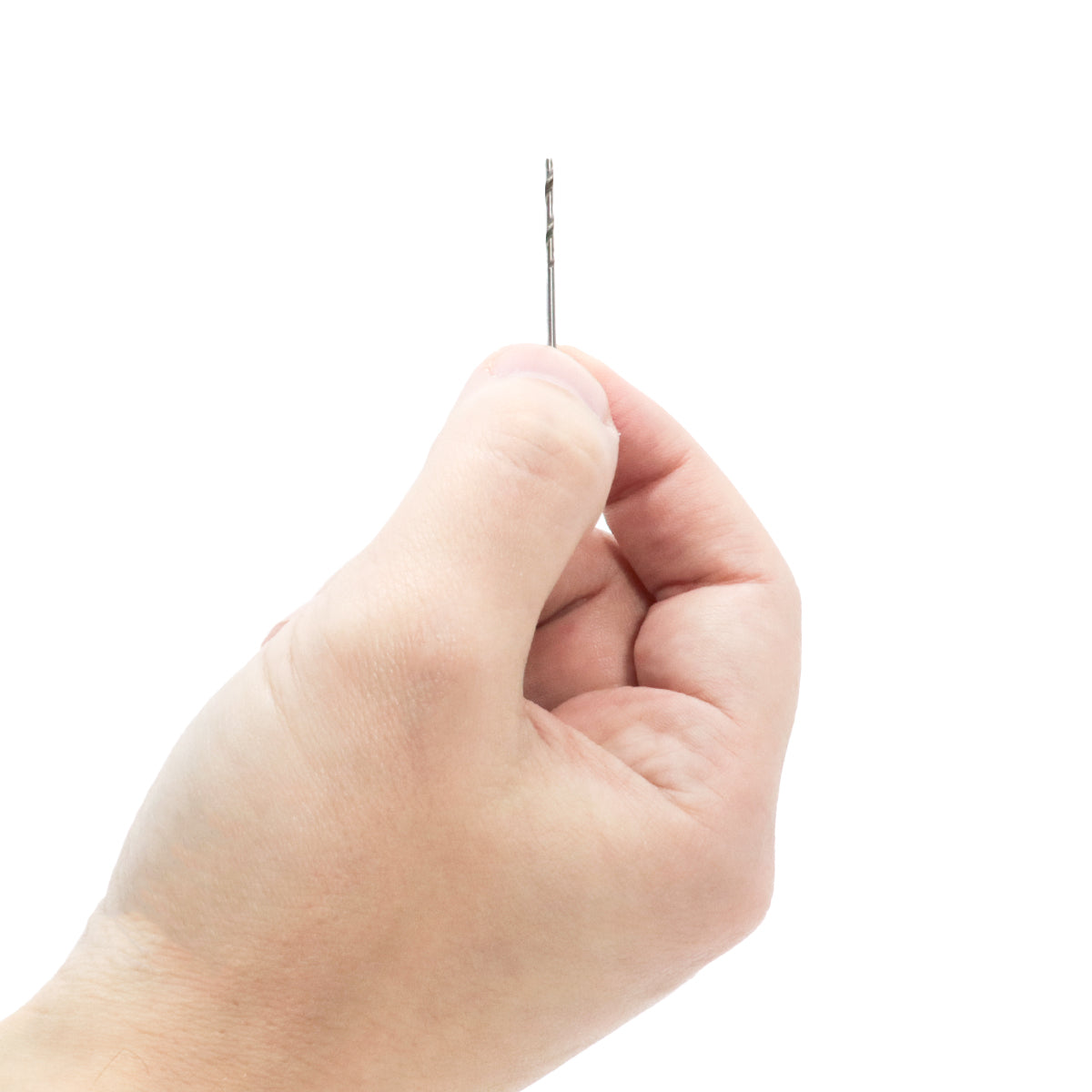 Broca em HSS Aço Rápido DIN 338 1/16 Tradestar sendo segurada por uma mão, mostrando detalhes da ponta e do corpo da broca. Ideal para perfuração em metais, madeira e plástico. Pacote com 10 unidades.
