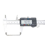 Broca em HSS Aço Rápido DIN 338 5/64 Tradestar sendo medida com paquímetro digital mostrando 46.95mm, ideal para perfuração em metais. Pacote com 10 unidades.
