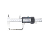 Broca em HSS Aço Rápido DIN 338 7/64 Tradestar sendo medida com paquímetro digital, mostrando aproximadamente 59.75mm de comprimento. Ferramenta de perfuração para metal, aço e outros materiais.
