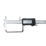 Broca em HSS Aço Rápido DIN 338 9/64" (3,57mm) Tradestar sendo medida com paquímetro digital, mostrando o diâmetro e comprimento da broca. Ideal para perfuração em metal, madeira e plástico. Pacote com 10 unidades.
