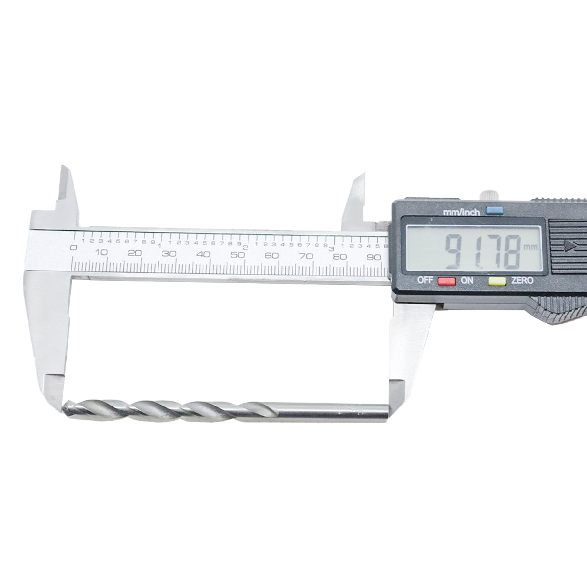 Broca em HSS Aço Rápido DIN 338 7/32" Tradestar sendo medida com paquímetro digital, mostrando o diâmetro e comprimento da ferramenta. Ideal para perfuração precisa em metais, madeira e plástico.