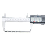 Broca em HSS Aço Rápido DIN 338 7/32" Tradestar sendo medida com paquímetro digital, mostrando o diâmetro e comprimento da ferramenta. Ideal para perfuração precisa em metais, madeira e plástico.