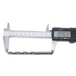 Broca em HSS Aço Rápido DIN 338 1/4" Tradestar sendo medida com paquímetro digital, mostrando o comprimento total de 100.63mm. Ideal para perfuração precisa em metal, madeira e plástico. Pacote com 10 unidades.