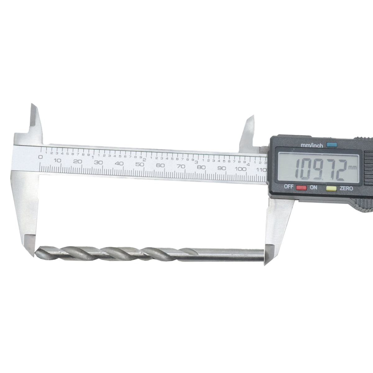 Broca em HSS Aço Rápido DIN 338 9/32" (7,14mm) Tradestar sendo medida com um paquímetro digital, mostrando o comprimento total de 109.72mm. Ideal para perfuração em metal, madeira e plástico. Pacote com 10 unidades.