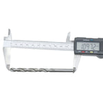 Broca em HSS Aço Rápido DIN 338 9/32" (7,14mm) Tradestar sendo medida com um paquímetro digital, mostrando o comprimento total de 109.72mm. Ideal para perfuração em metal, madeira e plástico. Pacote com 10 unidades.