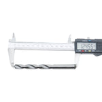 Broca HSS Aço Rápido DIN 338 3/8 Tradestar sendo medida com paquímetro digital, mostrando o diâmetro e comprimento da broca. Ferramenta ideal para perfuração em metais, madeira e plástico, com alta precisão e durabilidade.