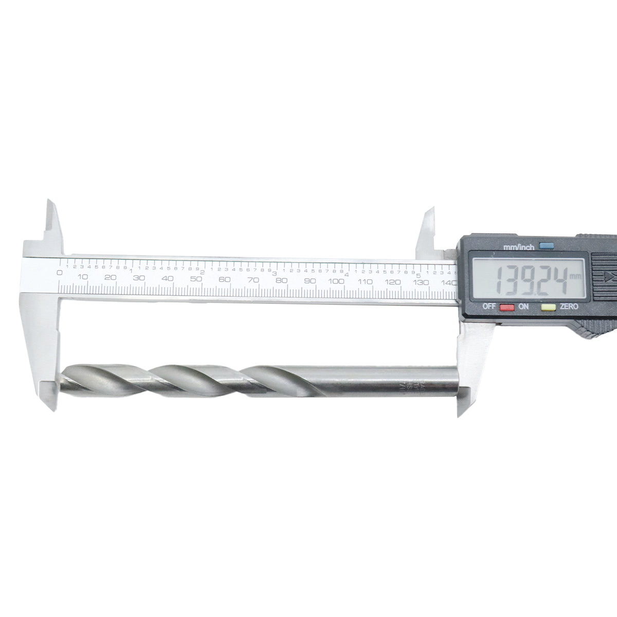 Broca em HSS Aço Rápido DIN 338 7/16" Tradestar sendo medida com um paquímetro digital, mostrando o comprimento total de 139.24mm. Ideal para perfuração em metais, madeira e plástico. Pacote com 5 unidades. Ferramenta de alta qualidade para profissionais e hobbistas.