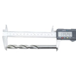 Broca em HSS Aço Rápido DIN 338 7/16" Tradestar sendo medida com um paquímetro digital, mostrando o comprimento total de 139.24mm. Ideal para perfuração em metais, madeira e plástico. Pacote com 5 unidades. Ferramenta de alta qualidade para profissionais e hobbistas.