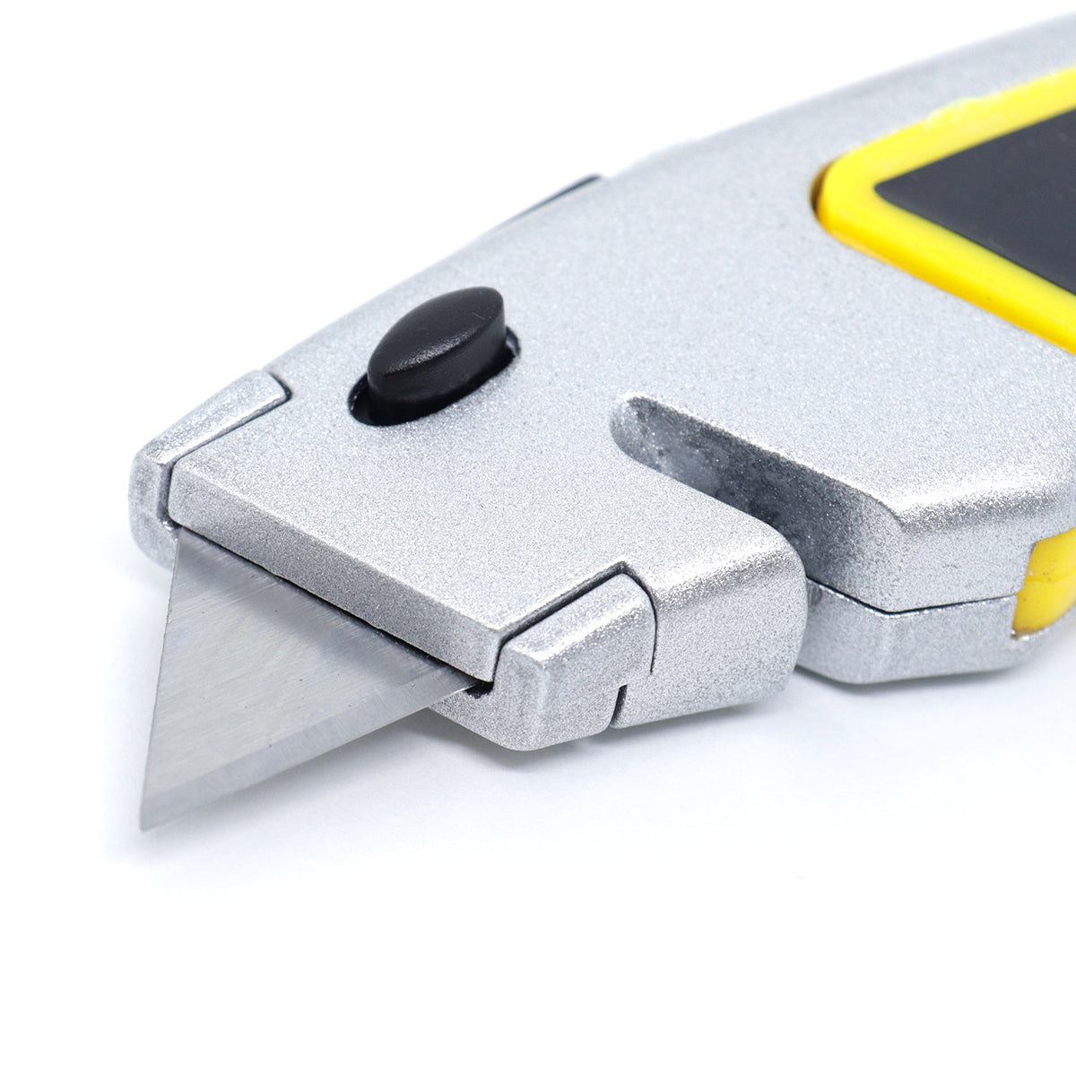 Kit 26 Estiletes Trapezoidal 18mm + Refil C/ 50 Peças - Estilete metálico com lâmina trapezoidal exposta, botão de trava preto e detalhes em amarelo. Ideal para cortes precisos em diversos materiais, com empunhadura emborrachada para conforto e segurança.