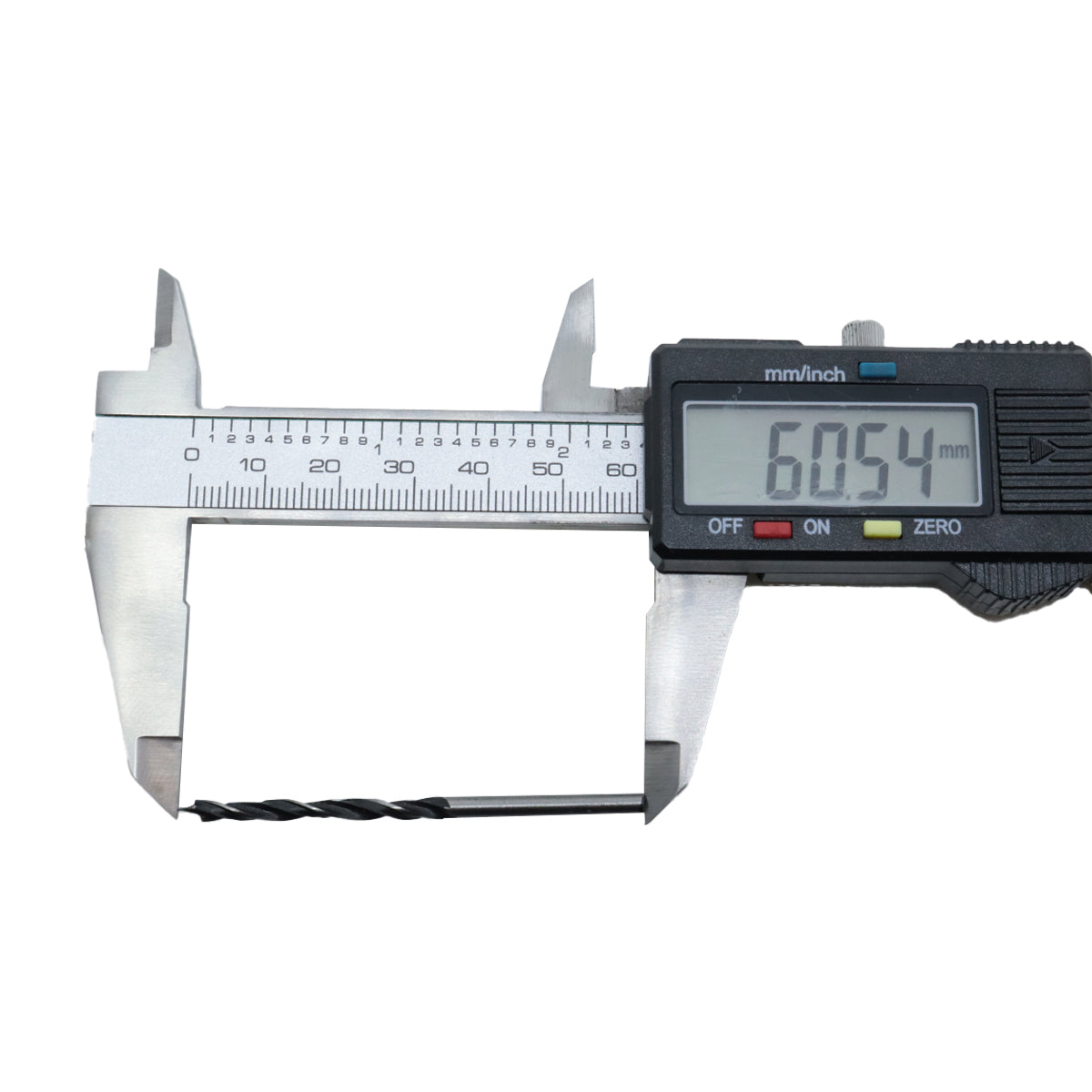 Broca para madeira Tradestar de 3mm x 60mm sendo medida com paquímetro digital, mostrando o comprimento total da broca. Ferramenta de aço carbono com 3 pontas, ideal para perfurações precisas em madeira. Pacote com 10 unidades.