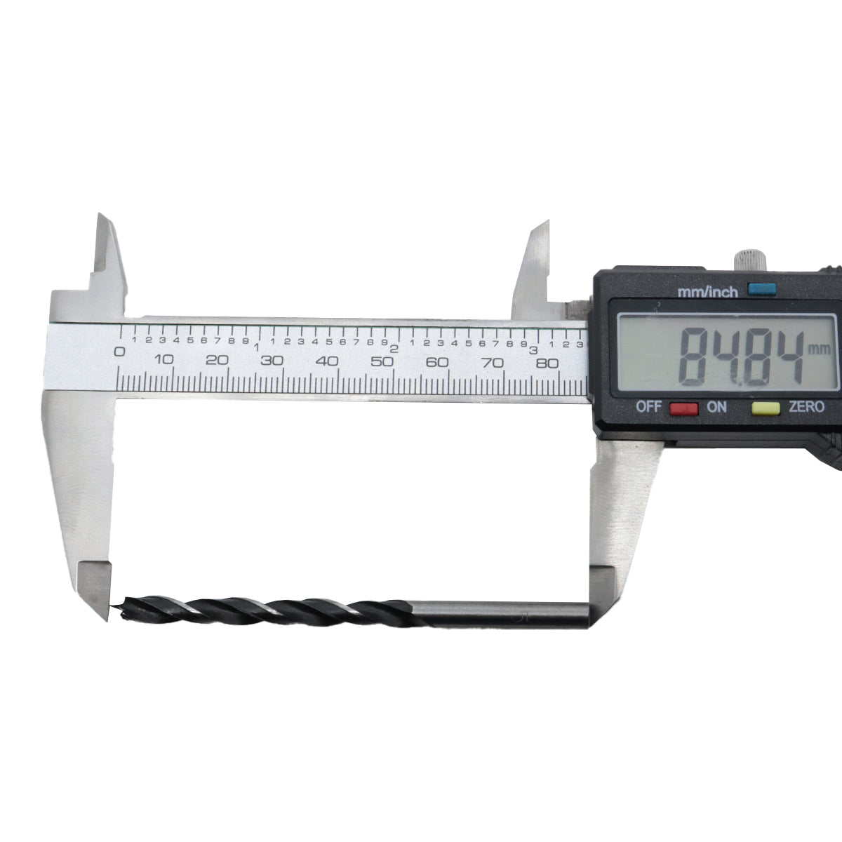Broca para madeira em aço carbono 3 pontas Tradestar sendo medida com paquímetro digital, mostrando o comprimento de 84.84mm. Ferramenta de perfuração para madeira, com 5mm de diâmetro, ideal para furos precisos e limpos.