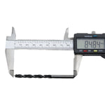 Broca para madeira em aço carbono 3 pontas Tradestar sendo medida com paquímetro digital, mostrando o comprimento de 84.84mm. Ferramenta de perfuração para madeira, com 5mm de diâmetro, ideal para furos precisos e limpos.