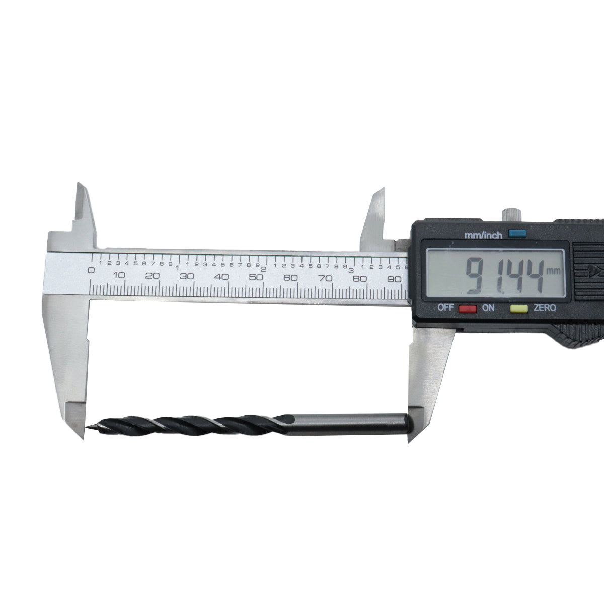 Broca para madeira em aço carbono 3 pontas Tradestar 6x90mm sendo medida com paquímetro digital, mostrando o comprimento de 91.44mm. Ferramenta ideal para perfurações precisas em madeira, com alta durabilidade e corte eficiente. Pacote com 10 unidades.