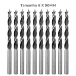 Broca para madeira em aço carbono Tradestar 3 pontas 6x90mm - Pacote com 10 unidades. Ferramenta ideal para perfurações precisas em madeira, com design de 3 pontas e canais helicoidais para remoção eficiente de resíduos. Perfeita para carpinteiros, mecânicos e hobbistas.