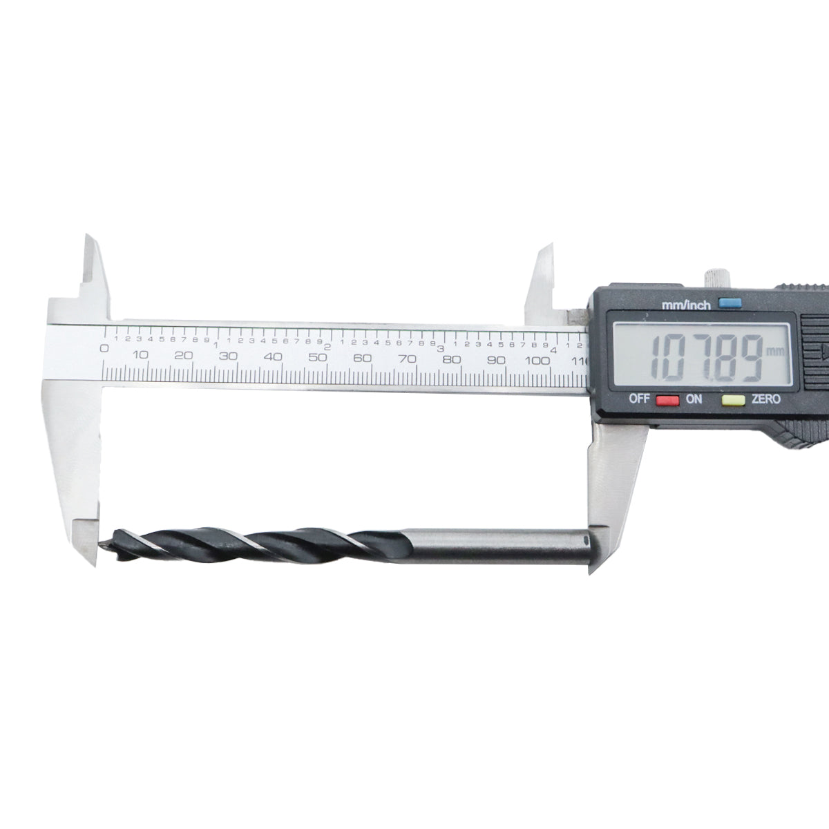 Broca para madeira em aço carbono 3 pontas Tradestar 8x100mm sendo medida com paquímetro digital, mostrando precisão e qualidade para perfurações em madeira. Ferramenta ideal para carpinteiros e hobbistas.
