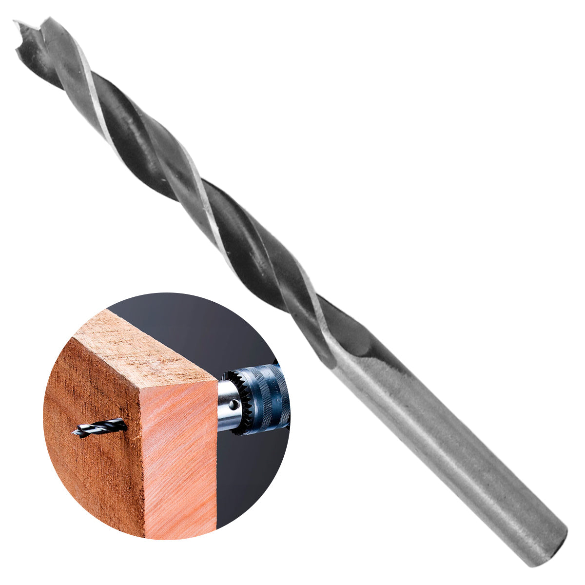 Broca para madeira em aço carbono 3 pontas 12x130mm Tradestar, ideal para perfurações precisas em madeira. Ferramenta de alta performance com design de 3 pontas e canais helicoidais para remoção de resíduos. Mostra a broca em uso, perfurando madeira.
