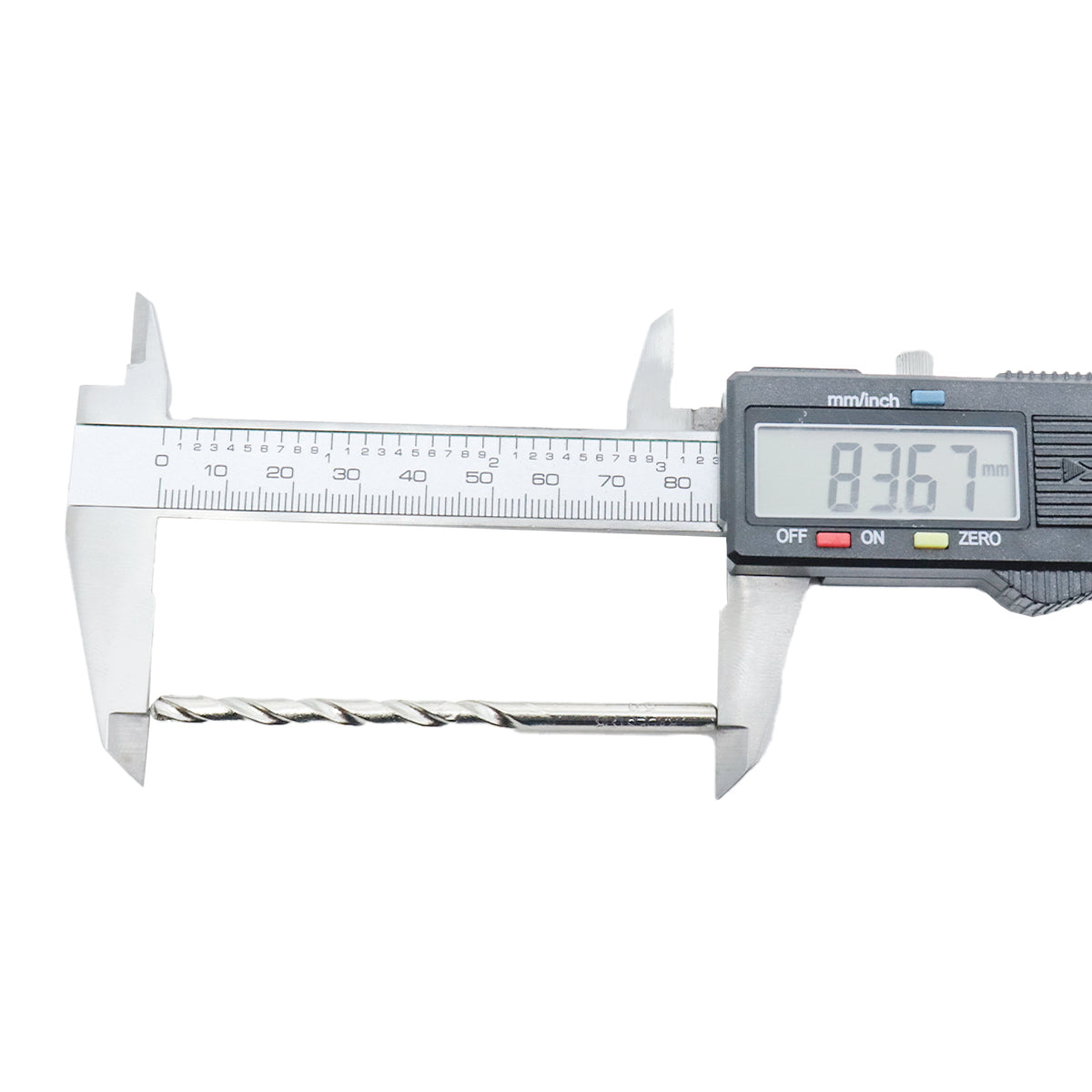 Broca para concreto Tradestar 5x85mm sendo medida com paquímetro digital, mostrando o comprimento total de 83.67mm. Embalagem com 10 unidades, ideal para furadeira, para uso em concreto, pedra e alvenaria.
