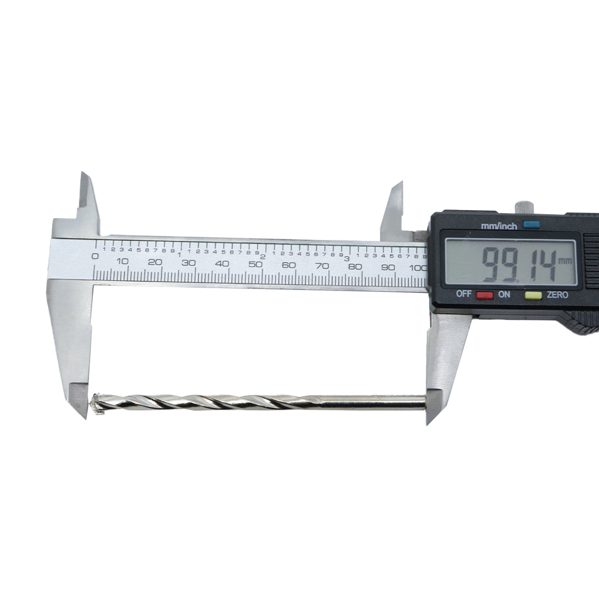 Broca para concreto 6x100mm Tradestar sendo medida com paquímetro digital, mostrando o comprimento de aproximadamente 99mm. Pacote com 10 unidades. Ferramenta para perfuração em concreto, pedra e alvenaria.