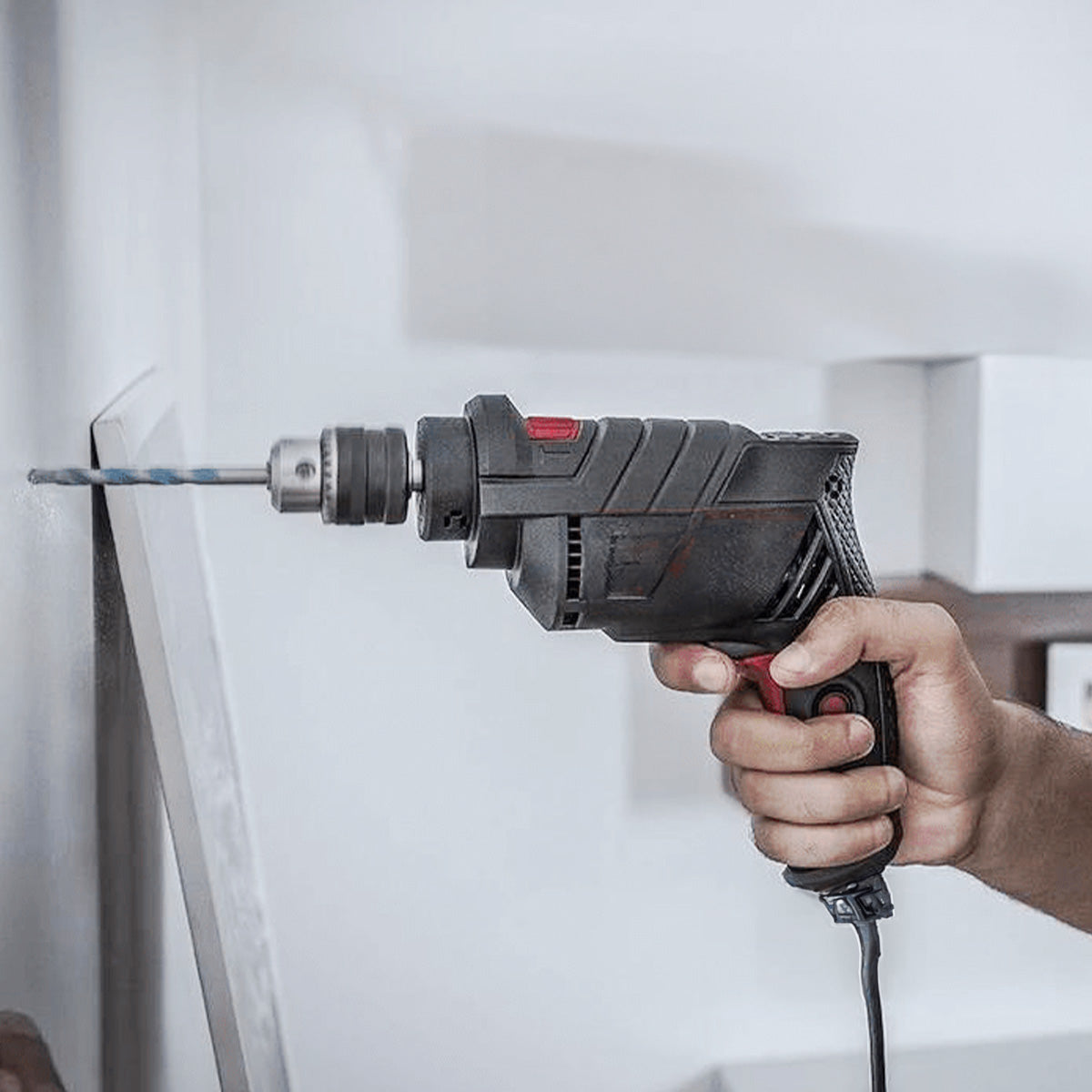 Broca para concreto 8x120mm Tradestar em uso com furadeira, perfurando uma parede. A imagem mostra a broca em ação, destacando sua aplicação em alvenaria e concreto, ideal para trabalhos de construção e bricolagem.