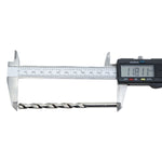 Broca para concreto 8x120mm Tradestar sendo medida com um paquímetro digital, mostrando o comprimento de 118.11mm. Pacote com 10 unidades. Ferramenta ideal para perfurações em concreto, pedra e alvenaria.