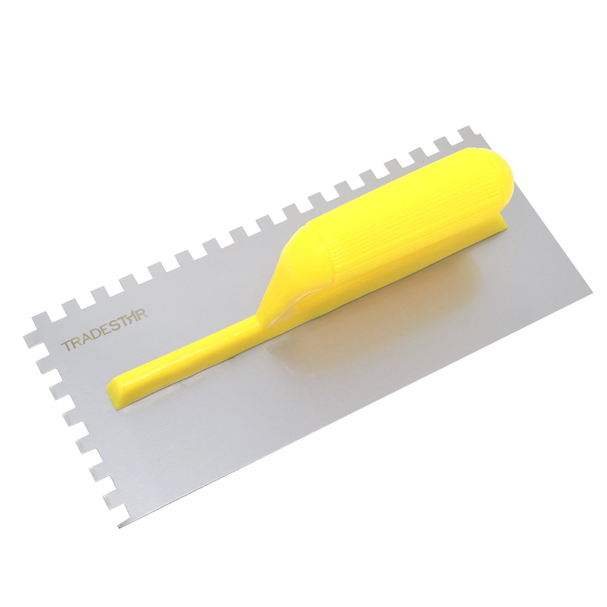 Desempenadeira Aço Dentada 24 Dentes Tradestar para aplicação de argamassa em projetos de revestimento. Ferramenta profissional com dentes precisos, cabo plástico e 28x12cm, ideal para assentamento de azulejos, ladrilhos e revestimentos.