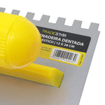Desempenadeira de aço dentada 24 dentes 28x12mm com cabo plástico Tradestar, ideal para aplicação de argamassa em projetos de revestimento. Ferramenta profissional para assentamento de azulejos, ladrilhos e revestimentos. Garante aderência uniforme e acabamento impecável.