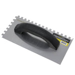 Desempenadeira de aço dentada Tradestar com 22 dentes, 25x12mm, cabo plástico. Ferramenta para aplicação de argamassa e revestimentos em construção e reforma.