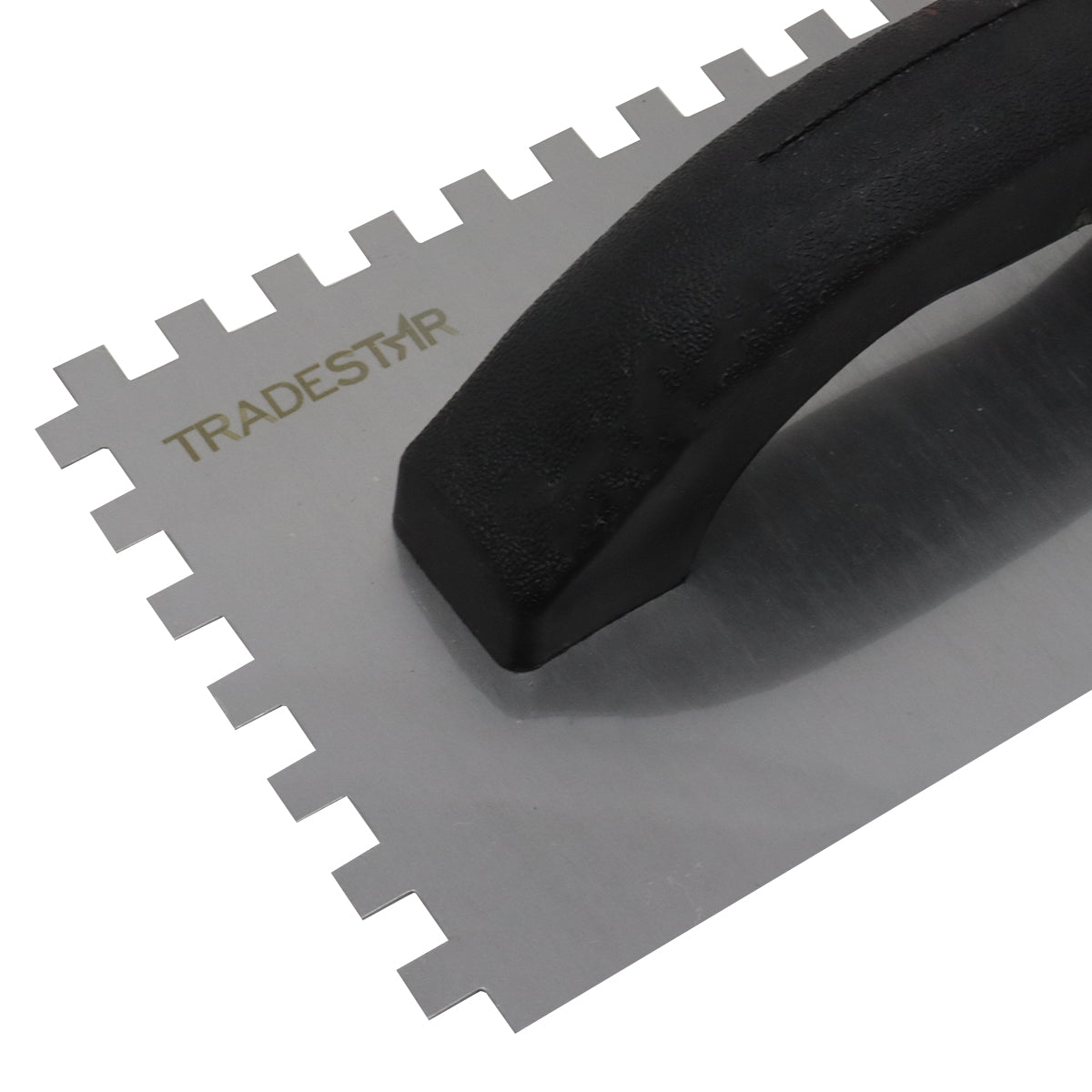 Desempenadeira de aço dentada Tradestar com 22 dentes, 25x12mm, cabo plástico, ideal para aplicação de argamassa e revestimentos em construção e reformas.