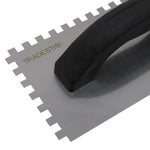 Desempenadeira de aço dentada Tradestar com 22 dentes, 25x12mm, cabo plástico, ideal para aplicação de argamassa e revestimentos em construção e reformas.