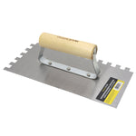 Desempenadeira de aço dentada 10mm 12x25cm Tradestar com cabo de madeira, ideal para aplicação de argamassa e revestimentos, proporcionando acabamentos texturizados e uniformes em projetos de construção e reforma.