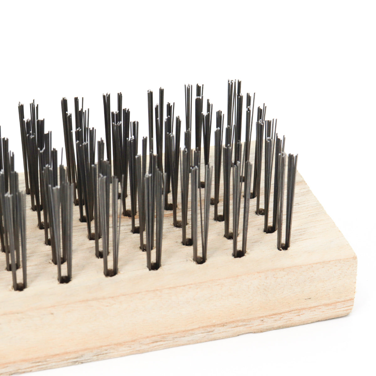 Escova de Aço S/ Cabo Cepa Madeira 6x19 Tradestar - Escova manual de aço carbono para limpeza pesada, ideal para remover ferrugem e sujeira em diversas superfícies. Possui cepa de madeira ergonômica e design compacto.