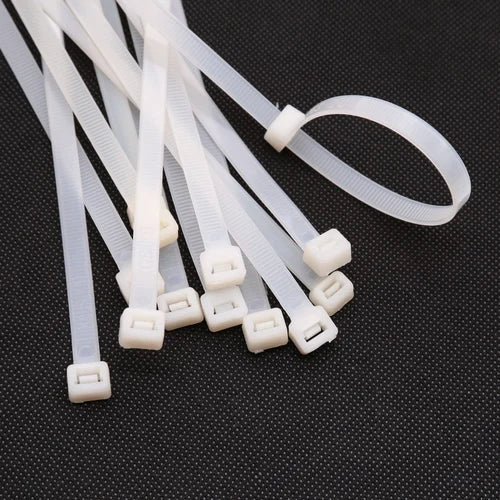 Abraçadeira de nylon branca Tradestar 3,6x250mm, pacote com 100 unidades. Ideal para organizar e fixar cabos, fios e outros itens em eletrônica, construção civil, jardinagem e automotivo. Durável, versátil e fácil de usar.