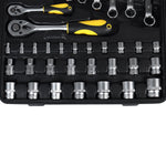 Caixa de Ferramentas 110 Pçs Cromo Vanádio Tradestar com maleta preta aberta, mostrando diversas ferramentas como soquetes, chaves de fenda e catracas. Ideal para mecânicos e uso doméstico. Ferramentas em aço cromo vanádio (CRV) para durabilidade e eficiência.