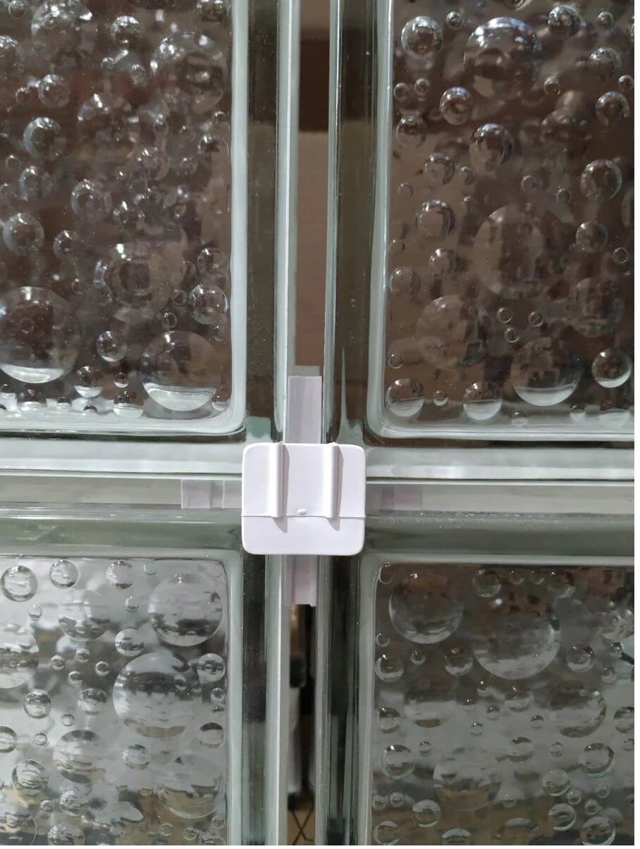 Espaçador para bloco de vidro 80x100mm Tradestar em uso, garantindo alinhamento e espaçamento uniforme entre os blocos, ideal para instalação em projetos de construção e decoração.