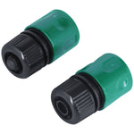 Conjunto para Irrigação com Engates Rápidos e Hidropistola 4 Peças - Detalhe dos engates rápidos verdes e pretos para conexão de mangueiras, ideal para irrigação de jardins e hortas. Inclui hidropistola, adaptadores e engates com bloqueador de fluxo.