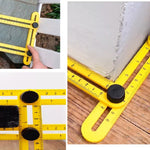 Esquadro Plástico Ajustável Tradestar 250x120mm em uso, mostrando medições e marcações em diferentes superfícies, ideal para construção civil, marcenaria e carpintaria. Ferramenta amarela, ajustável, com escala métrica para precisão em projetos de alinhamento, nivelamento e transferência de ângulos.