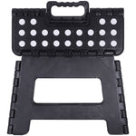 Banqueta Plástica Dobrável Preta Multiuso Portátil 22cm - Banquinho retrátil ideal para uso doméstico, camping, pesca e atividades ao ar livre. Possui alça para transporte e é feita de plástico resistente.