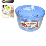 Secador de salada 4,5L manual em plástico branco, ideal para secar legumes e verduras na cozinha. Centrífuga com manivela para facilitar o uso e manter as saladas frescas e crocantes. Utensílio de cozinha prático e eficiente.