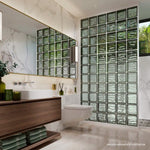 Banheiro moderno com parede de blocos de vidro Wave coloridos cinza 19x19x8, criando um ambiente elegante e com boa iluminação natural. O kit de 10 tijolos de vidro é ideal para divisórias, paredes e detalhes decorativos em projetos de design de interiores.