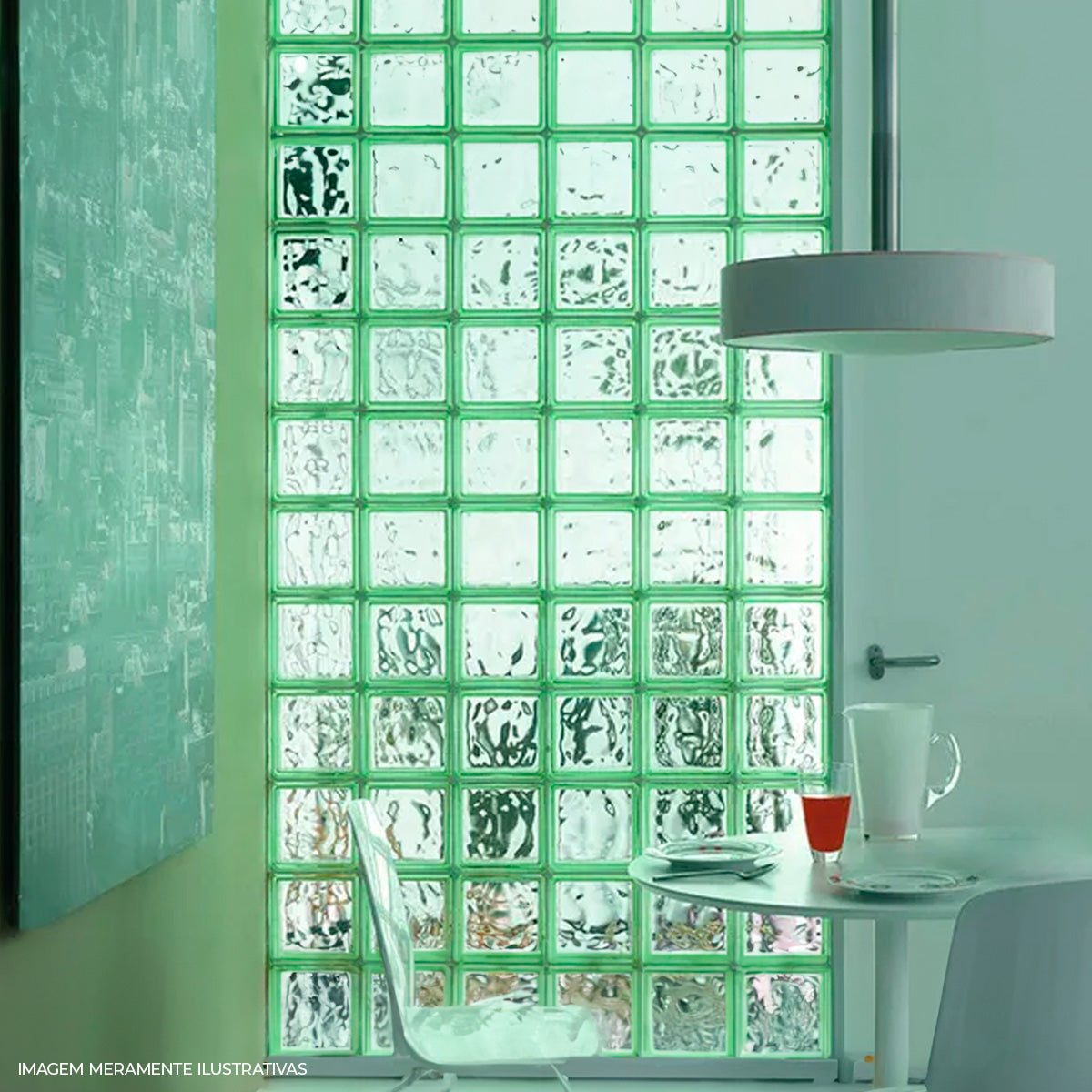 Kit 10 Tijolos Bloco de Vidro Wave Colorido Verde 19x19x8 em parede divisória, ideal para decoração de ambientes internos e externos, proporcionando claridade e um toque moderno. Veja exemplos de aplicação em divisórias, paredes e detalhes decorativos.