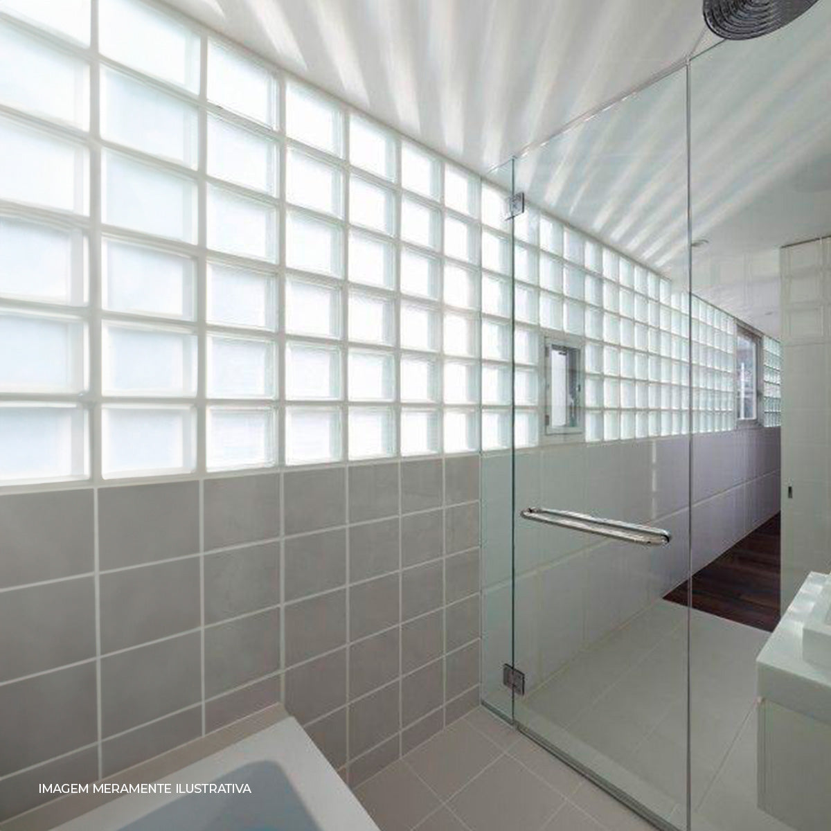 Kit 10 Tijolo Bloco De Vidro Branco Tradestar em ambiente de banheiro, usado como divisória, proporcionando claridade e design moderno. Ideal para projetos de decoração e construção.